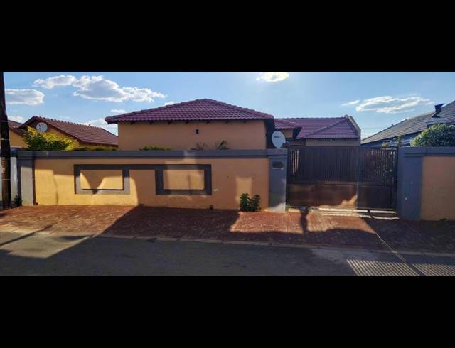 3 BEDROOM HOUSE FOR SALE IN PROTEA GLEN